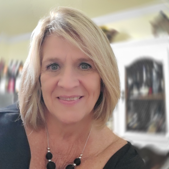 Meet your Posher, Debbie - Picture 1 of 1